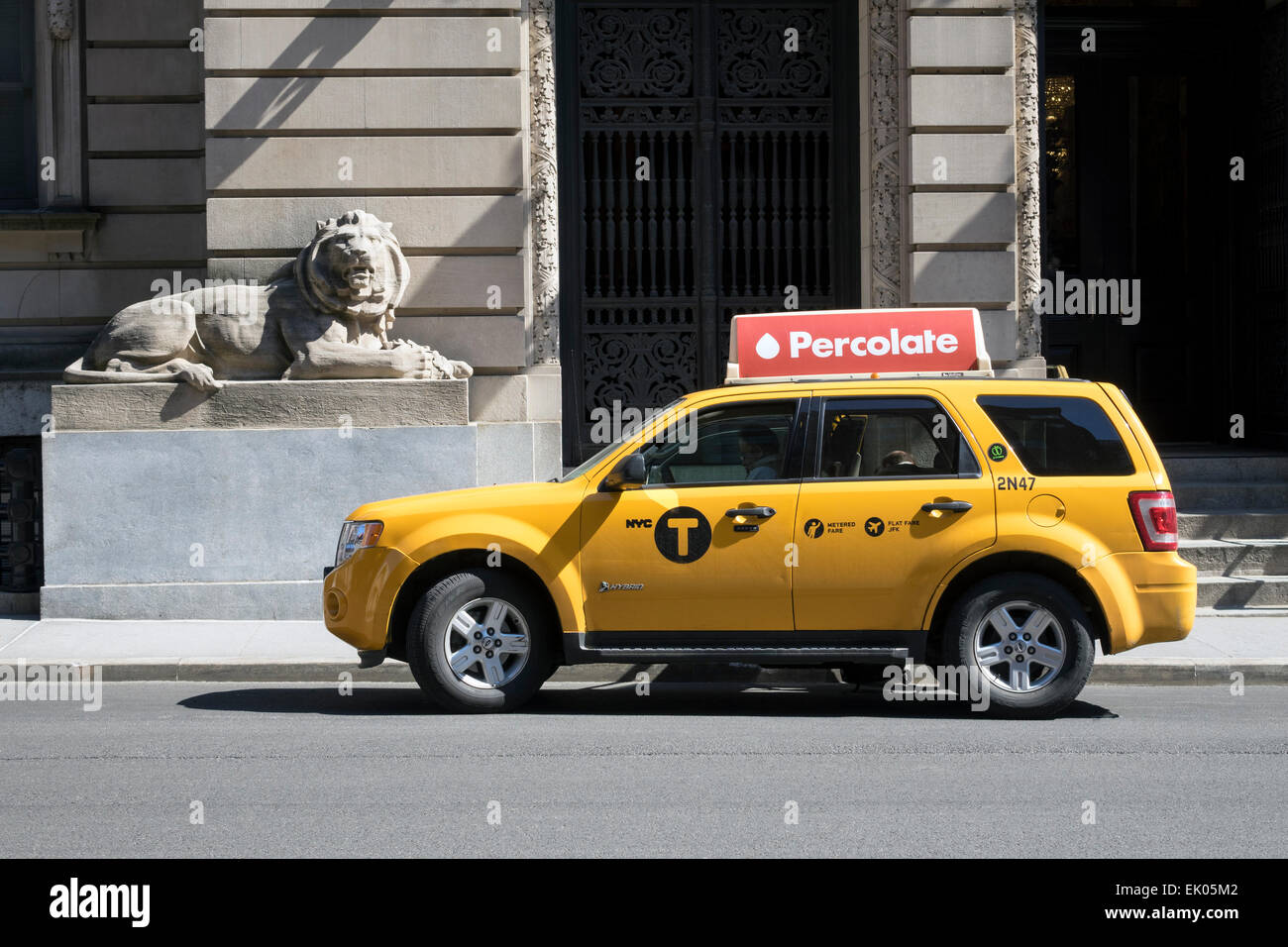 Ein gelbes Taxi abholen ein Kunde bei der alten Polizei Hauptquartier in Little Italy in New York City Stockfoto