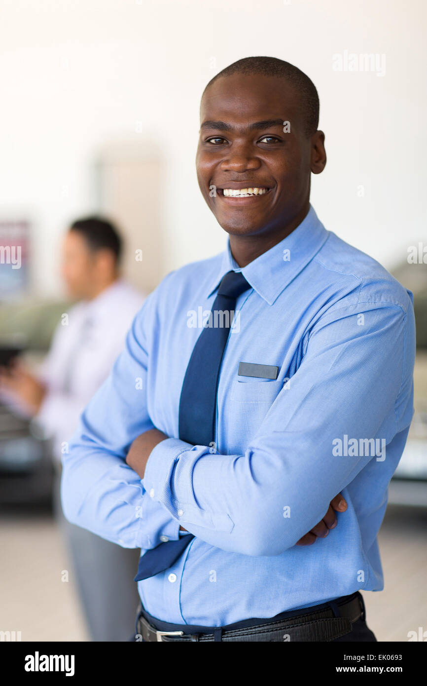 Portrait des afrikanischen Fahrzeug Verkäufer im showroom Stockfoto