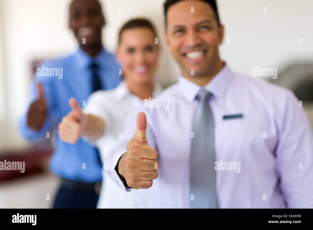 Closeup Portrait von Geschäftsleuten Daumen aufgeben Stockfoto