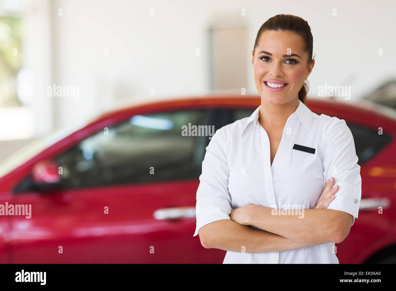 junge weibliche Auto Verkaufsberater arbeiten im showroom Stockfoto