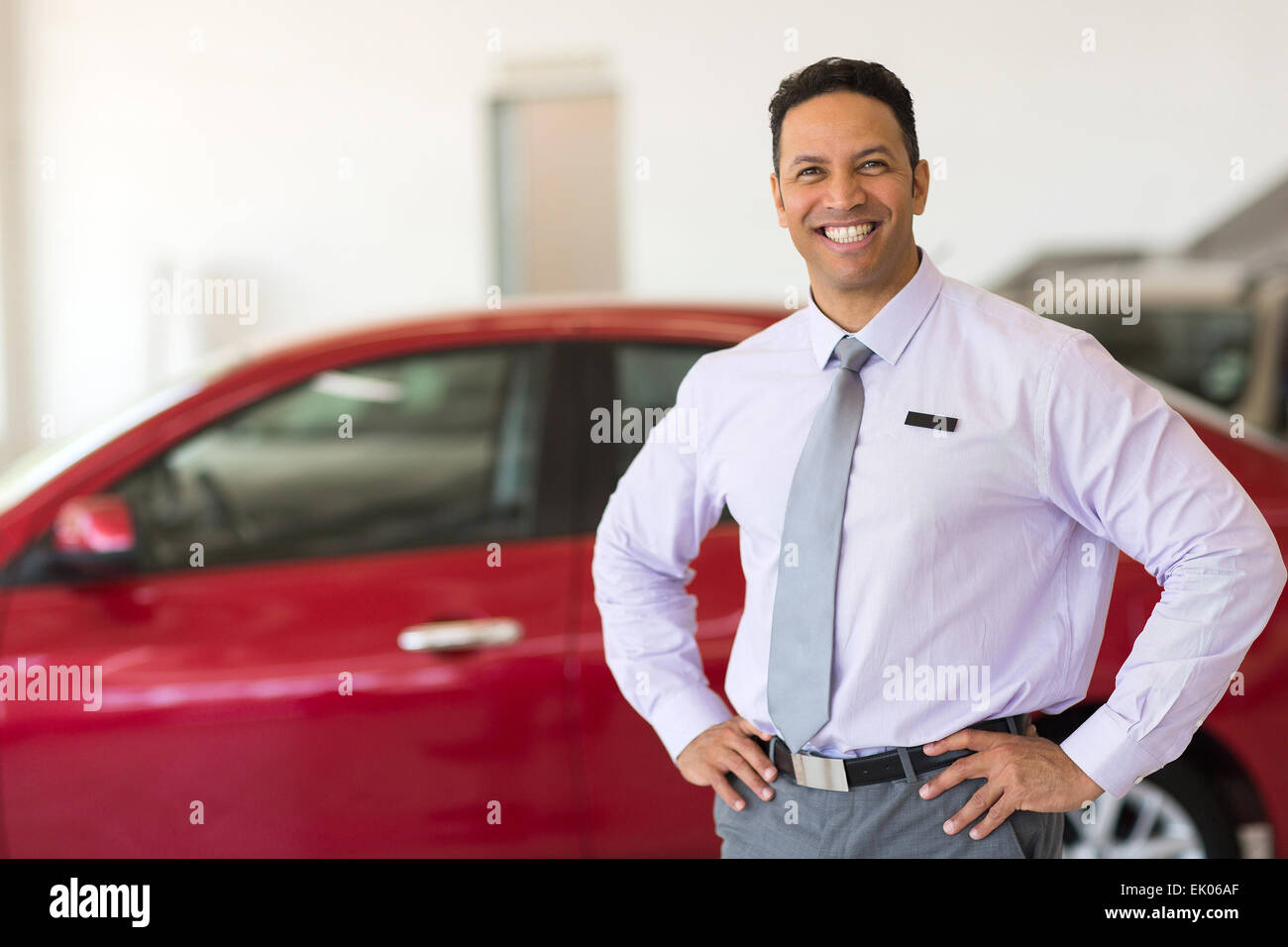 mittlere gealterte Fahrzeug Verkaufsberater im showroom Stockfoto