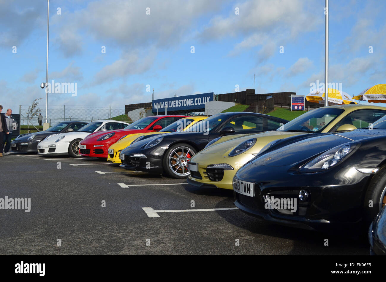 Viele Porsches in Silverstone 997 991 Cayman Silber rot schwarz weiß Stockfoto