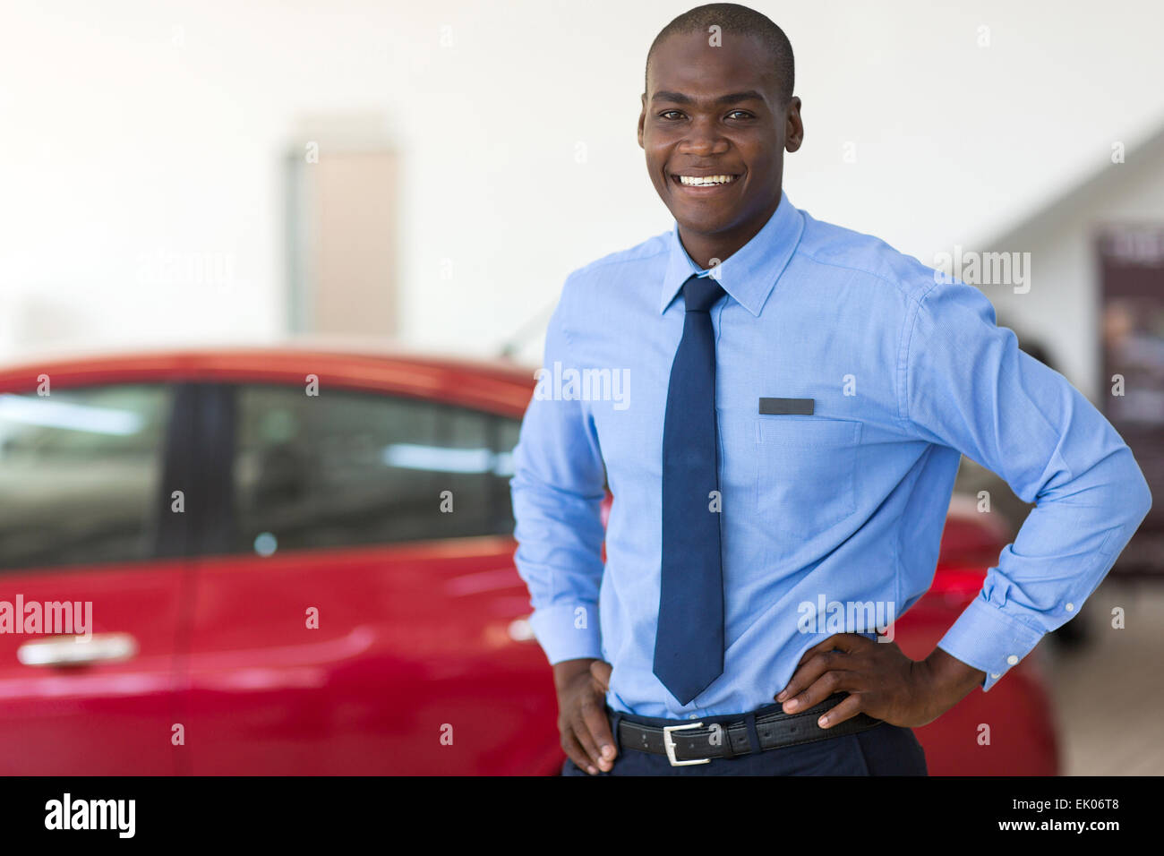 Afrikanische amerikanische Fahrzeug Verkaufsberater im showroom Stockfoto