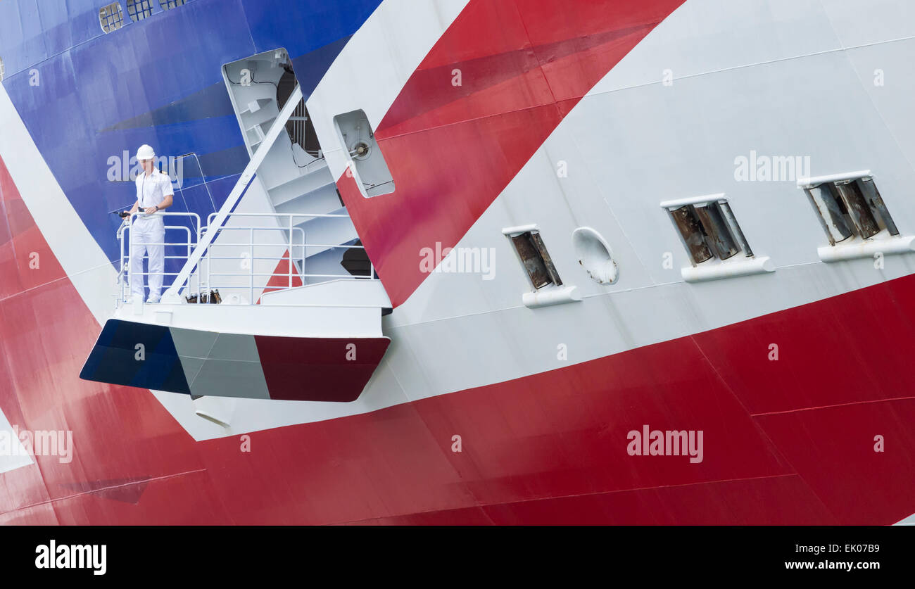 Las Palmas, Gran Canaria, Kanarische Inseln, Spanien. Freitag, 3. April 2015. Karfreitag: Bereitet die größte Kreuzfahrtschiff für den britischen Markt, P & O Kreuzfahrten Flaggschiff, Britannia, gebaut nach ihrem ersten Besuch in Las Palmas die Hauptstadt von Gran Canaria verlassen. Das Schiff gilt als der weltweit größte Union Jack, haben die auf dem Rumpf des Schiffes (Teil davon gesehen hier) gemalt. Bildnachweis: ALANDAWSONPHOTOGRAPHY/Alamy Live-Nachrichten Stockfoto