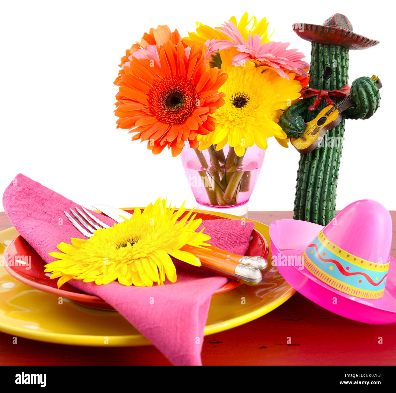 Glücklich Cinco De Mayo leuchtend bunte Party Ort Tischdekoration mit hellen Gerbera Blumen-Gänseblümchen auf notleidende rote Holztisch. Stockfoto