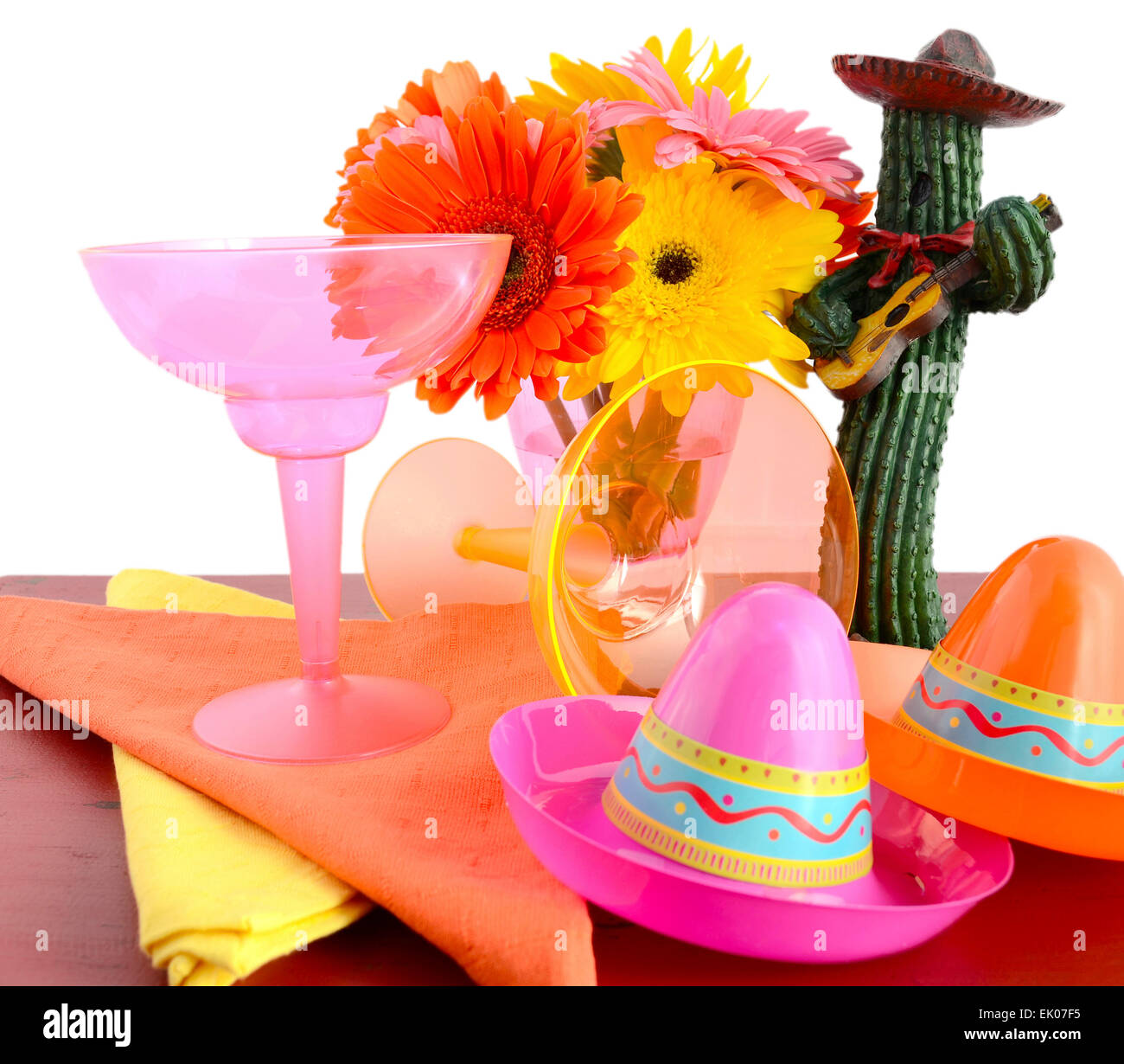 Glücklich Cinco De Mayo leuchtend bunte Party Ort Tischdekoration mit hellen Gerbera Blumen-Gänseblümchen auf notleidende rote Holztisch. Stockfoto