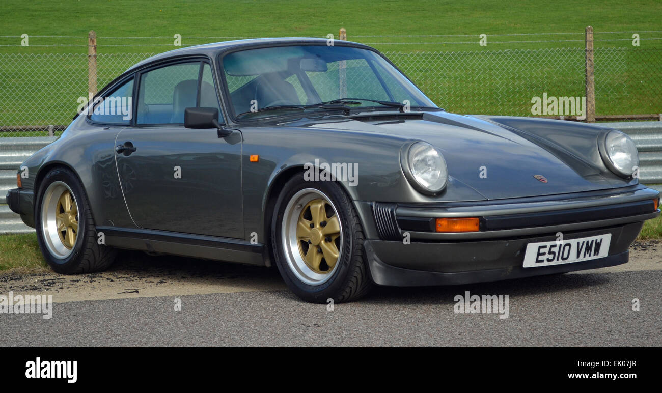 Metallic Grau Porsche 911 mit Gold Fuchs Räder Stockfotografie - Alamy