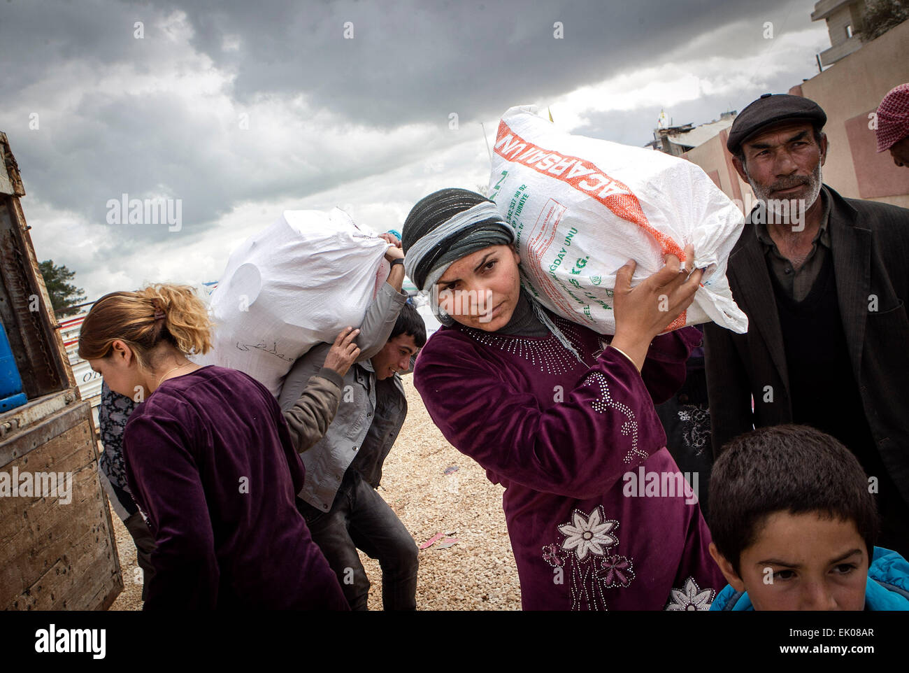 (150403)--KOBANE (Syrien), 3. April 2015 (Xinhua)--Syrien kurdische Flüchtlinge kommen in Kobane, Syrien, 3. April 2015. Einige syrische Flüchtlinge, die in die Türkei geflohen kehrte Kobane nach kurdischen Kämpfern islamischer Staat (IS)-Kämpfer aus der Stadt vertrieben. (Xinhua/Ahmad Halabisaz) Stockfoto