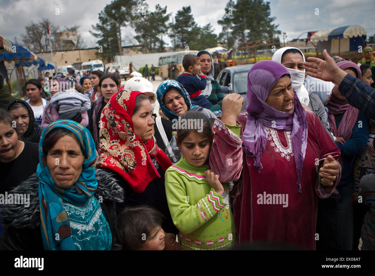 (150403)--KOBANE (Syrien), 3. April 2015 (Xinhua)--Syrien kurdische Flüchtlinge kommen in Kobane, Syrien, 3. April 2015. Einige syrische Flüchtlinge, die in die Türkei geflohen kehrte Kobane nach kurdischen Kämpfern islamischer Staat (IS)-Kämpfer aus der Stadt vertrieben. (Xinhua/Ahmad Halabisaz) Stockfoto