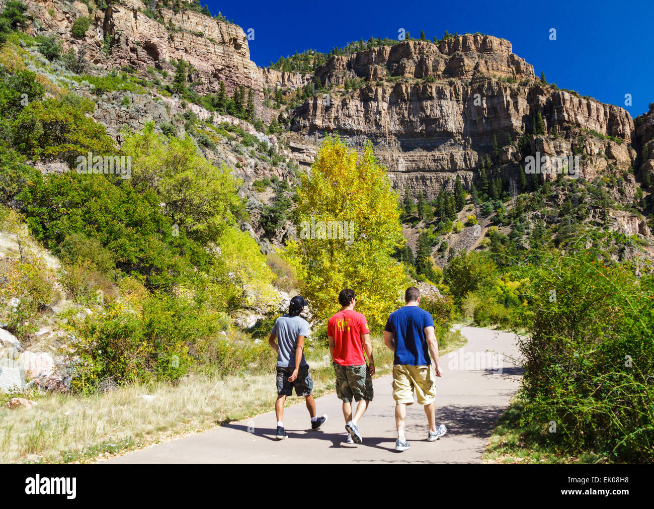 Wanderer im Glenwood Canyon Wagen in Richtung Hanging Lake trail Stockfoto