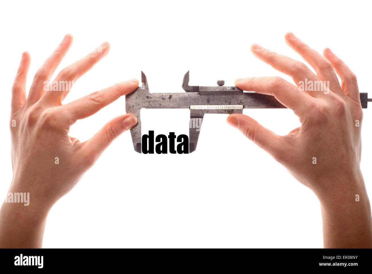 Farbe horizontalen Schuss von zwei Hände halten ein Bremssattel und messen das Wort "Daten". Stockfoto
