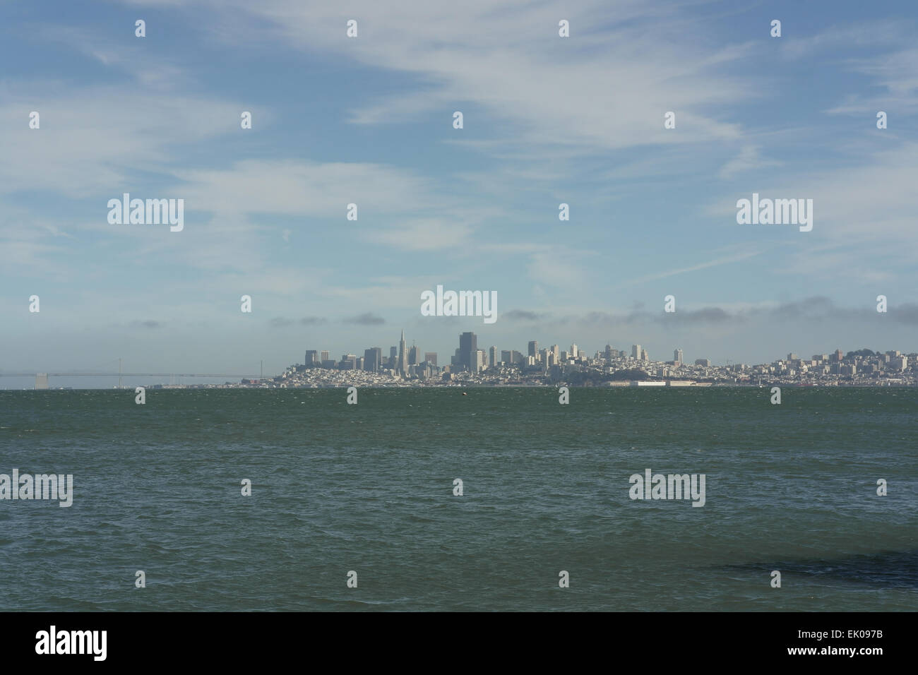 Blauer Himmel weiße Wolken Blick über San Francisco Bay von Sausalito Uferpromenade bis zum Stadtbild Wolkenkratzer San Francisco, USA Stockfoto