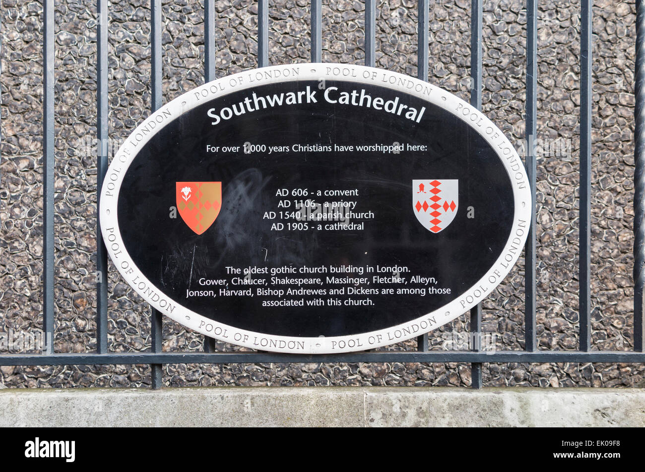 Plakette mit den Namen und Einzelheiten der Southwark Cathedral im Pool von London, das älteste gotische Kirche, die Londoner Stadtteil Southwark, London SE1, UK Stockfoto