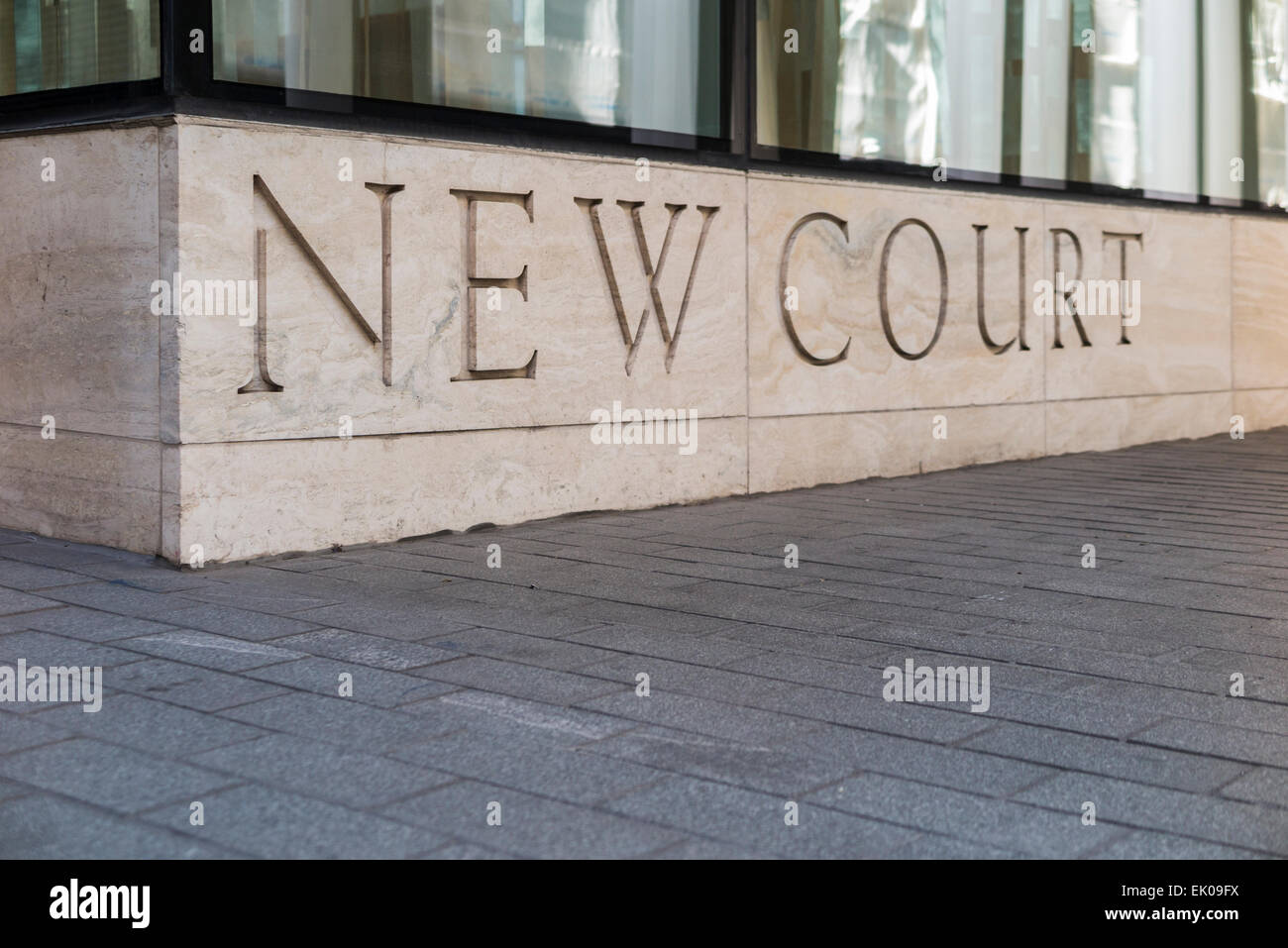 Neues Gericht, Name des Gebäudes geschnitzt in Stein, St. Swithin's Lane, London EG4, Sitz der Rothschild Bank in der Londoner City in Stein gemeißelt Stockfoto