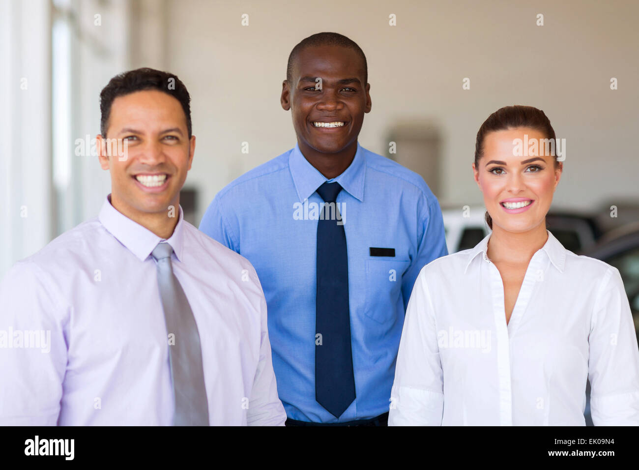 Gruppe von Auto-Händler Mitarbeiter stehen im showroom Stockfoto