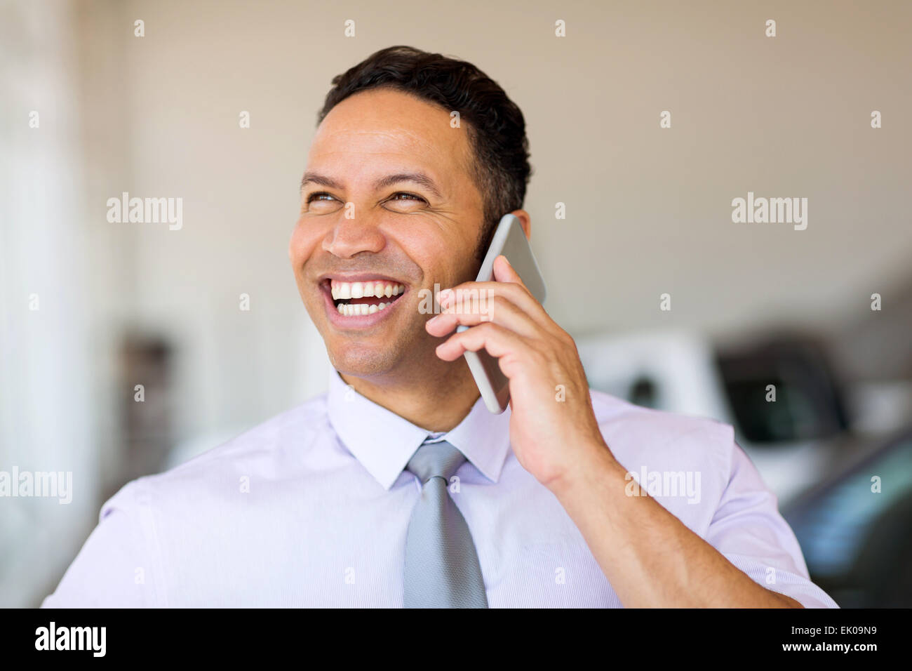 fröhliche Geschäftsmann reden über Handy Stockfoto