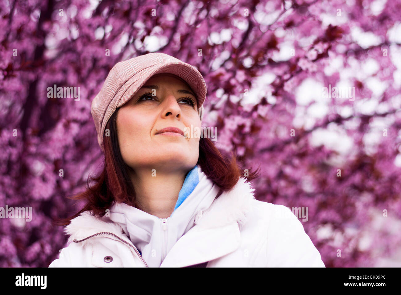 Hübsche junge Frau genießen Blossomwith Kirsche Baum Frühling blühen im Hintergrund Stockfoto