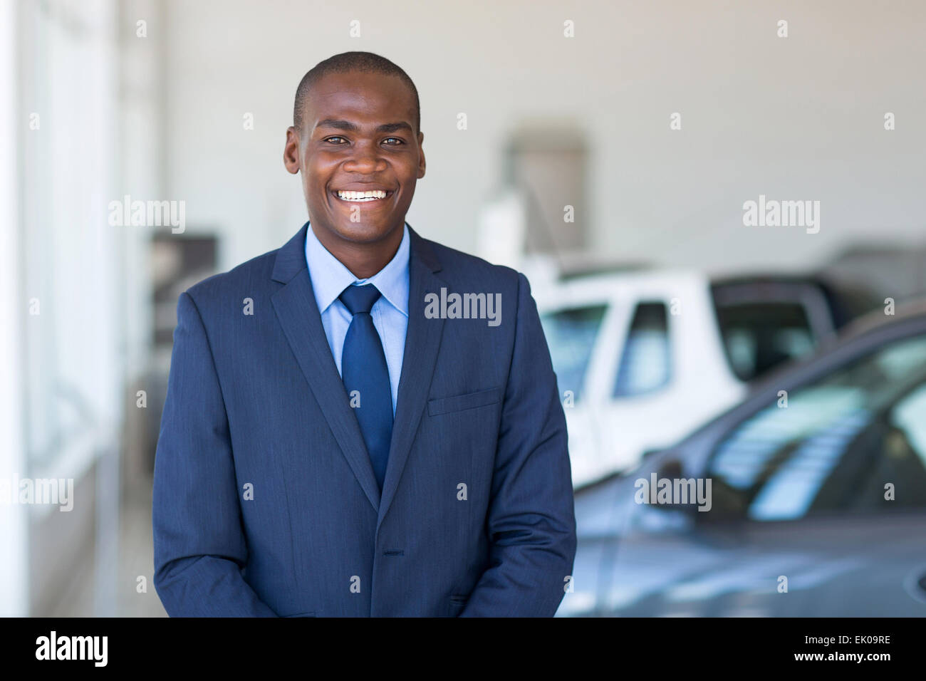 Porträt junger afrikanischer Geschäftsmann im Autohaus Stockfoto