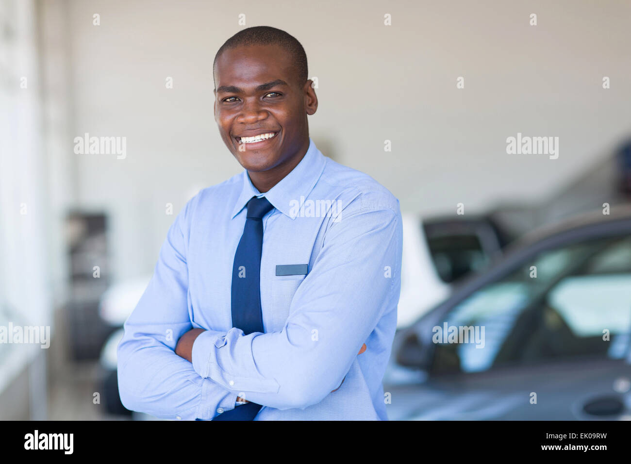 Porträt von glücklich afrikanischen Autoverkäufer im showroom Stockfoto
