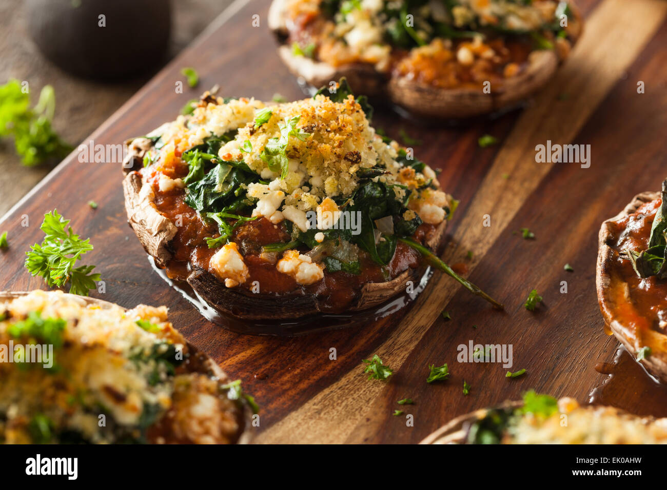 Hausgemachte gebackene gefüllte Portobello-Pilze mit Spinat und Käse Stockfoto