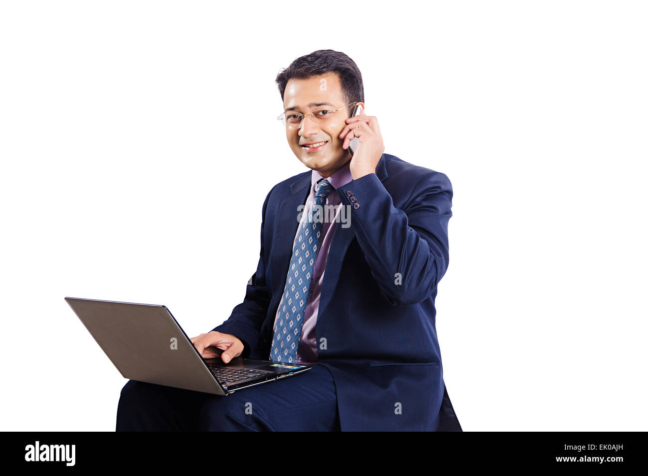 1 indische Geschäftsmann Laptop und sprechende Telefon Stockfoto