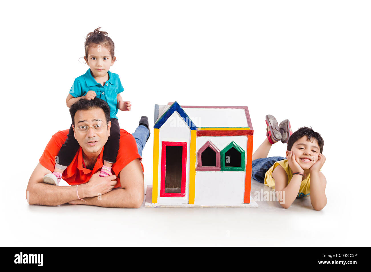 2 indische Vater und Kinder träumen Haus Stockfoto