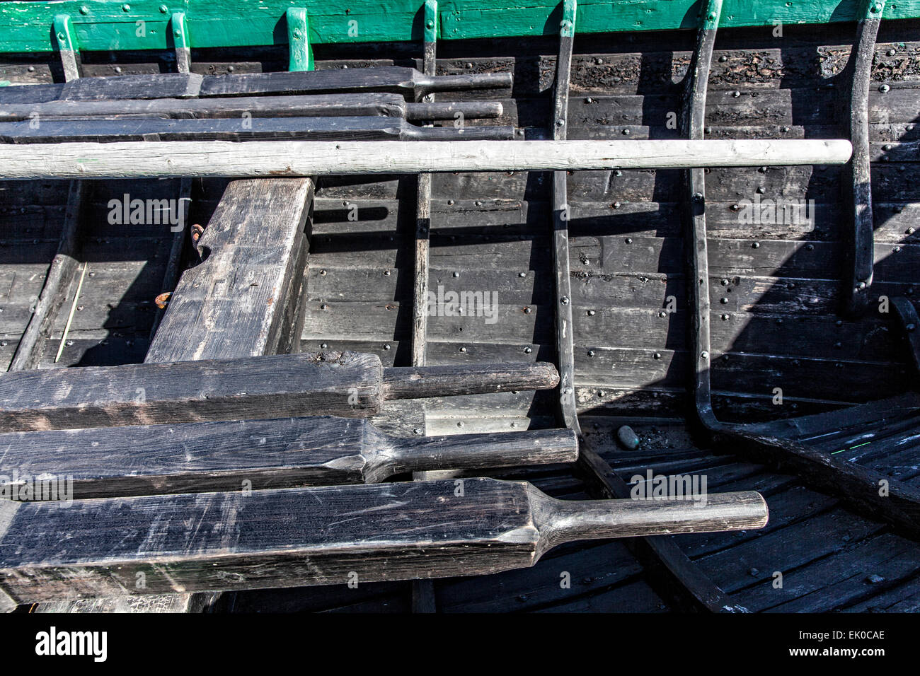 Grafische Ansicht der Innenseite einer alten Fischerei Zeile Boot in Bolungarvik Fischereimuseum in Island. Stockfoto