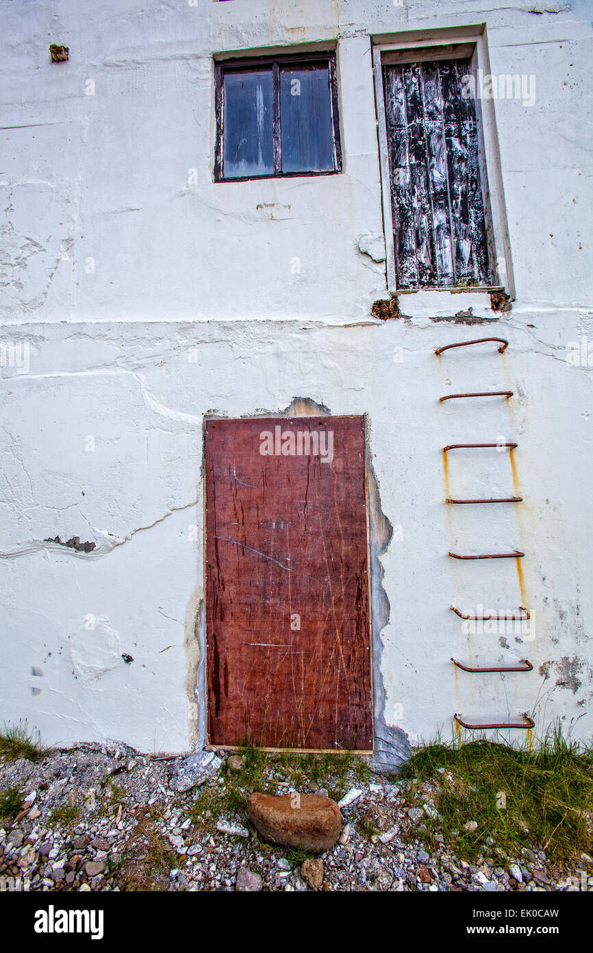 Fassade eines alten Fabrikgebäudes in Djúpavík, Island. Stockfoto