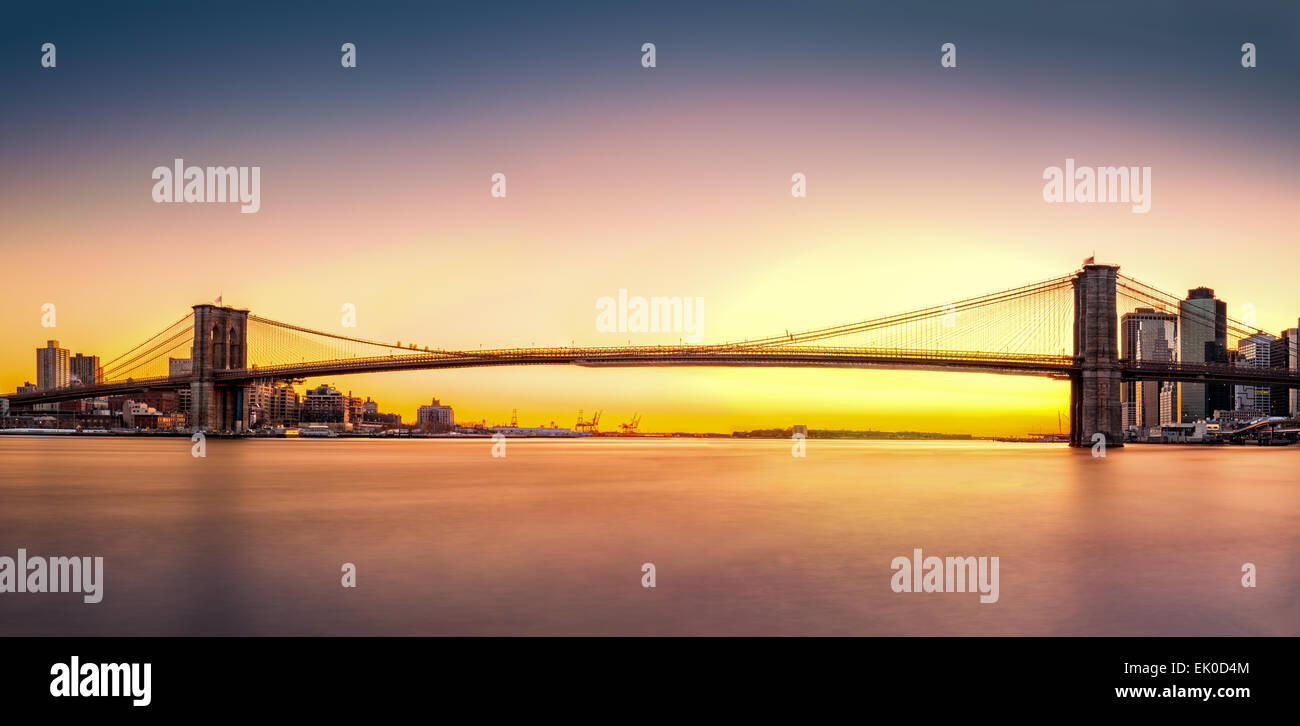 Brooklyn Bridge Panorama bei Sonnenuntergang Stockfoto