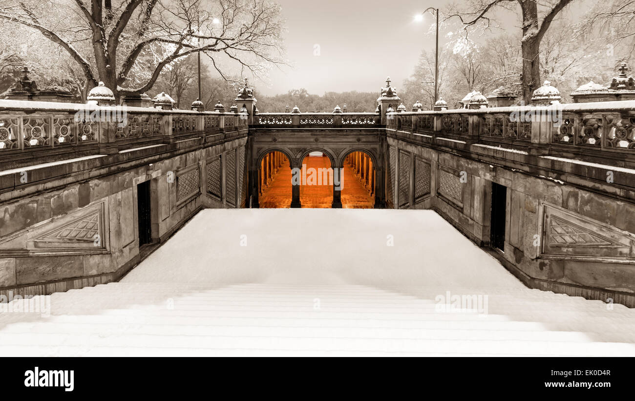 Vintage-Look von den Fußgängertunnel unter Terrasse fahren, am Ende der Mall an einem verschneiten Morgen im Central Park, NYC Stockfoto