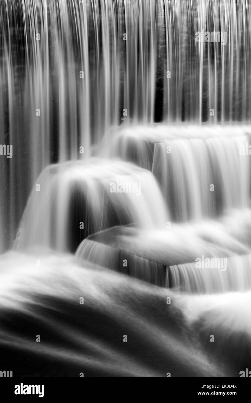 Detail der Seeley Teich Wasserfall in New Jersey. Die sehr lange Belichtung und die natürliche Bewegungsunschärfe entsteht eine künstlerische smo Stockfoto