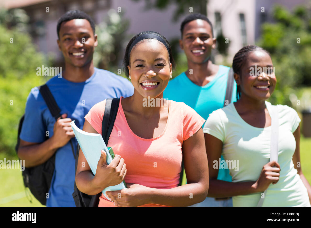 schöne afrikanische amerikanische College-Mädchen stand vor Freunden Stockfoto