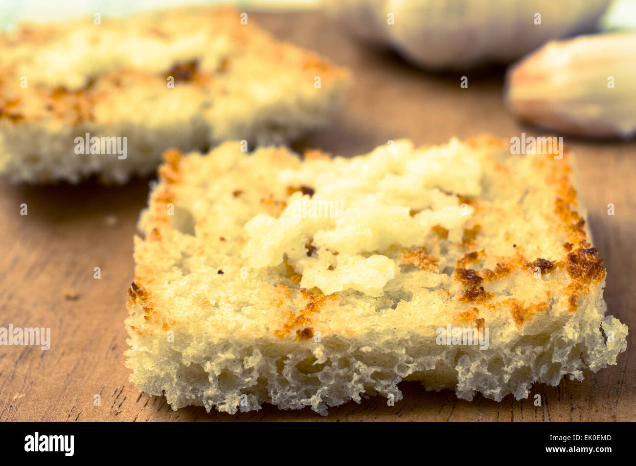 Geröstete Brotscheiben mit gehackten Knoblauch closeup Stockfoto