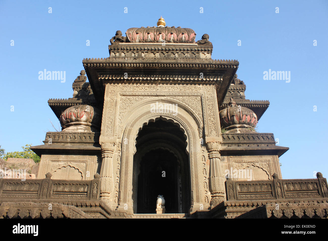 Shiva-Tempel in Ahilyabai Holkar Fort, am Ufer des Fluss Narmada, Maheswar, Khargone, Madhya Pradesh, Indien Stockfoto