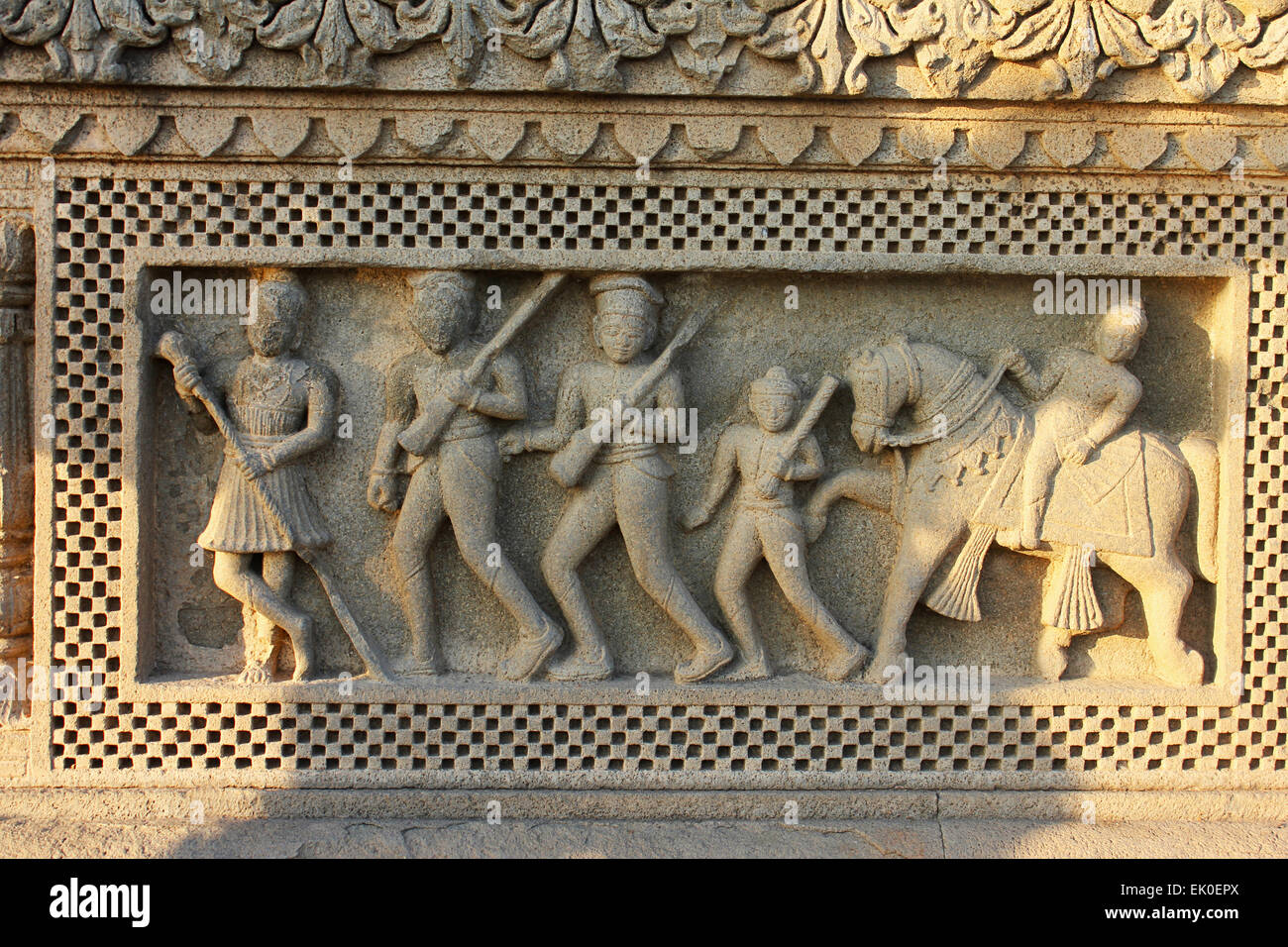 Stein geschnitzte Skulptur im Ahilyabai Holkar Fort, am Ufer des Fluss Narmada, Maheswar, Khargone, Madhya Pradesh, Indien Stockfoto