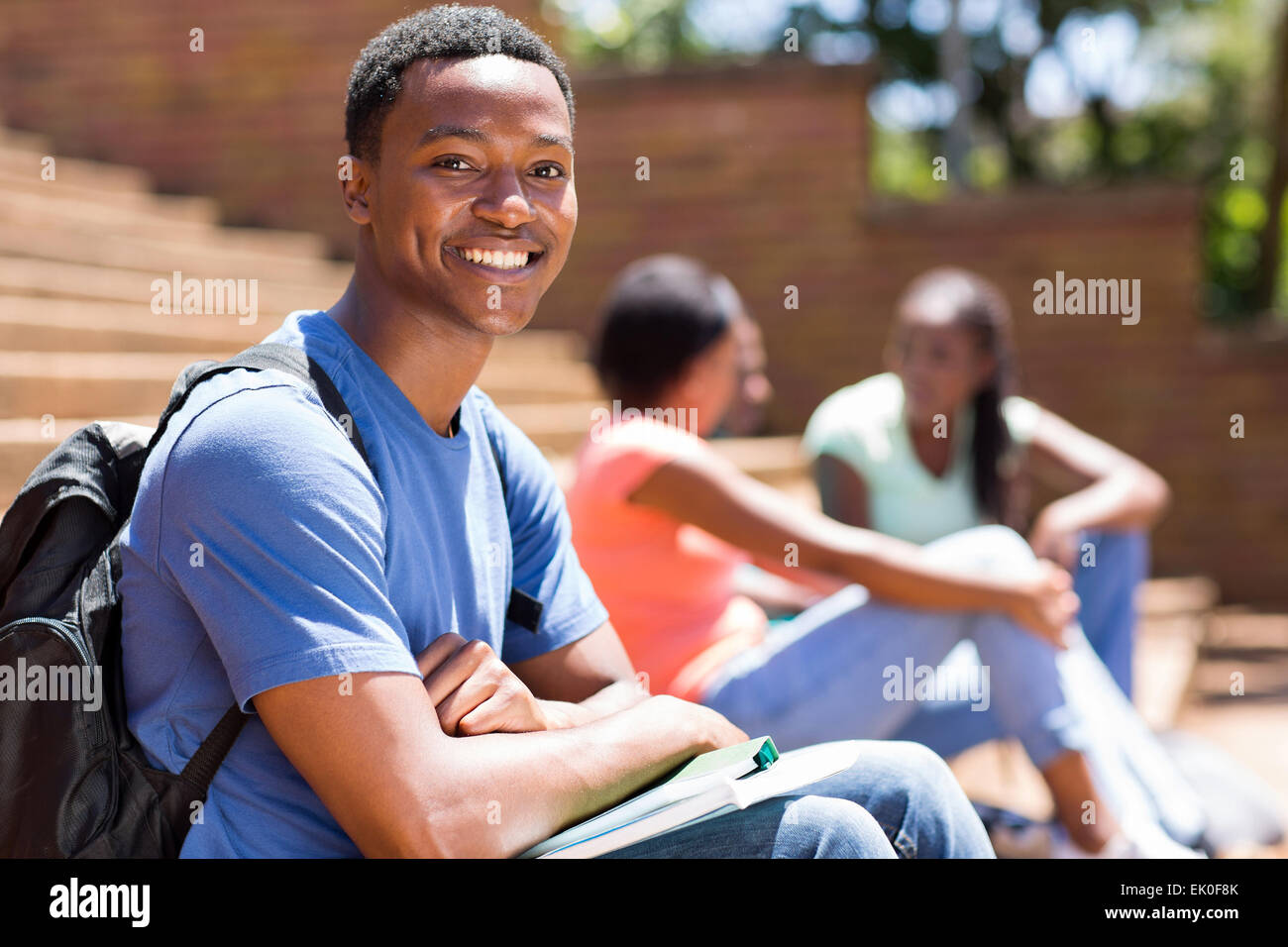 schöne afrikanische College Boy Porträt auf dem campus Stockfoto
