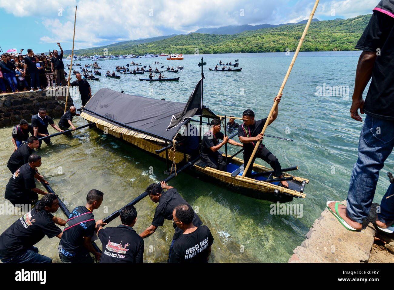 Larantuka, Indonesien. April 2015. Die Menschen bereiten sich darauf vor, eine Seefahrt zu beginnen, indem sie eine alte kleine Holzkiste bringen, von der angenommen wird, dass sie den Körper des Jesuskindes enthält, in der Tuan-Menino-Kapelle in Larantuka, Flores Island, Indonesien. Tausende von Menschen, darunter auch aus anderen Städten und Ländern, nehmen an einer ganzen Woche an Feierlichkeiten zur Feier der Karwoche in der Kleinstadt Larantuka Teil, einer der einflussreichsten Städte Indonesiens in Bezug auf die Tradition der Katholiken. Stockfoto