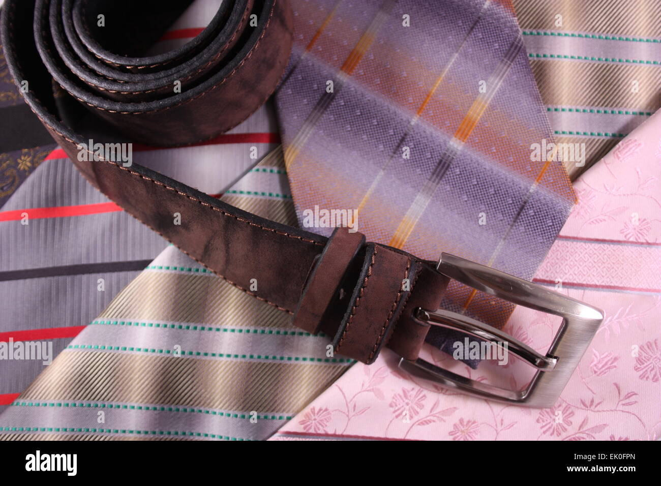 Bunte Krawatten und Lederband Stockfoto