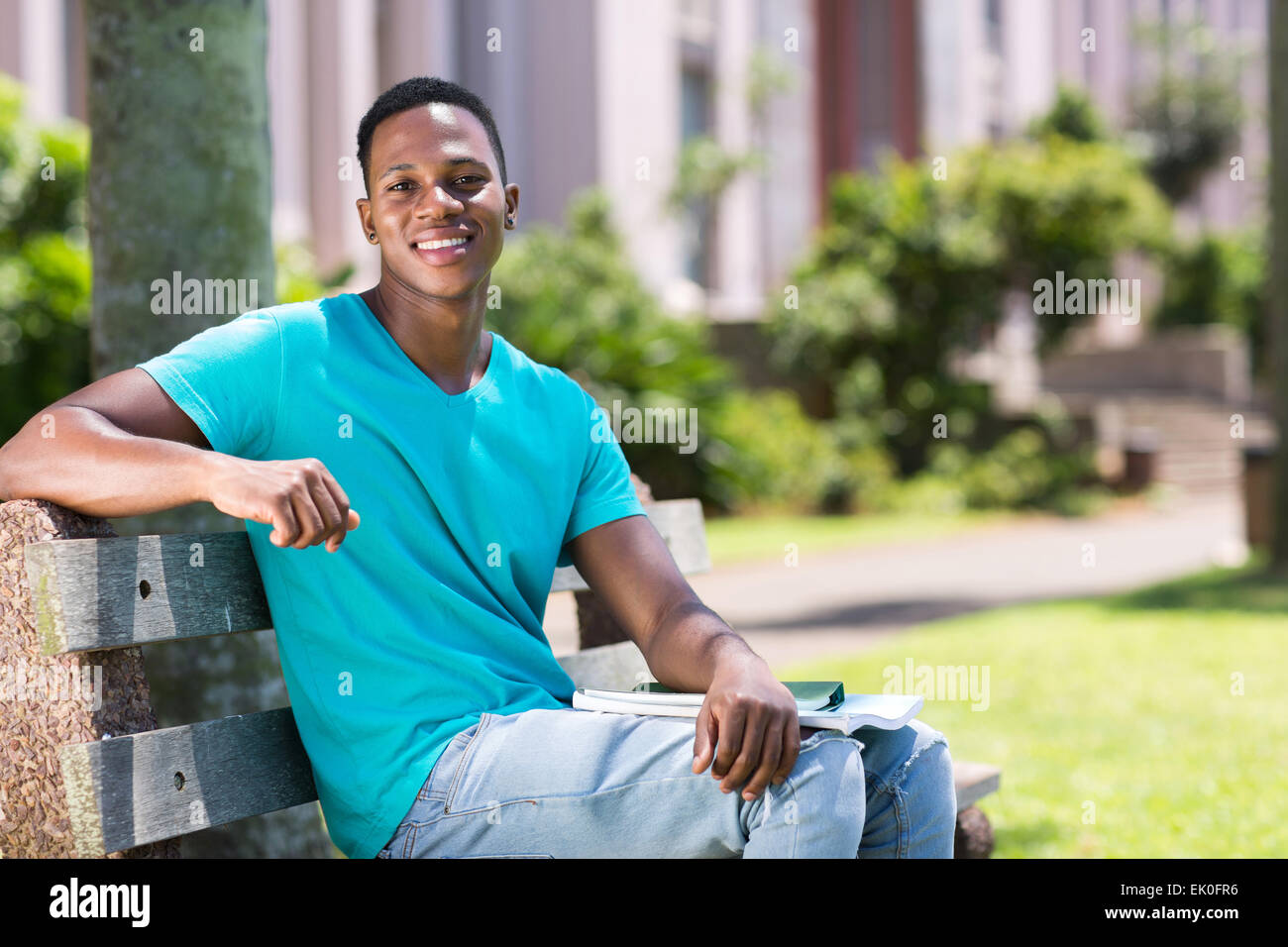 Porträt von afrikanischen amerikanischen College Boy auf Bank sitzend Stockfoto