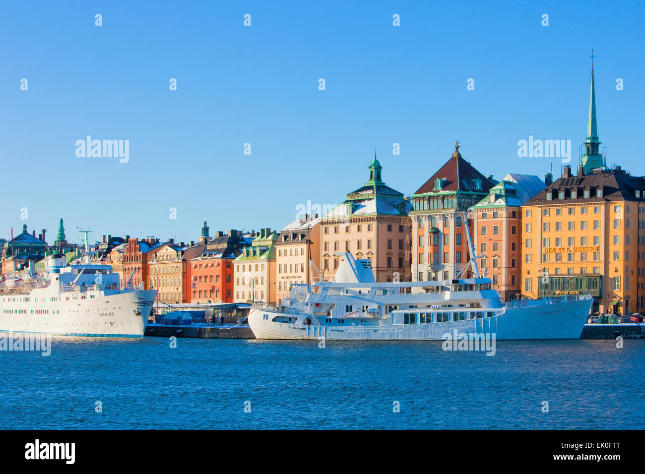 Schweden, Stockholm, Boote neben der Altstadt. Stockfoto