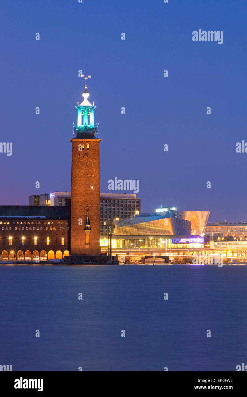 Schweden, Stockholm - das Rathaus (Stadthaus) und Stadt in der Dämmerung. Stockfoto