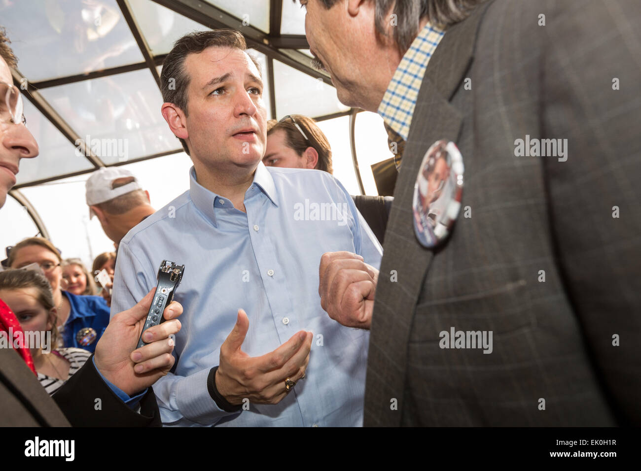 US-Senator Ted Cruz und GOP Präsidentschaftskandidaten grüßt Fans nach einer Bürgerversammlung am berühmten Leuchtturm Drive-in Restaurant April 3, 2015 in Spartanburg, South Carolina. Stockfoto