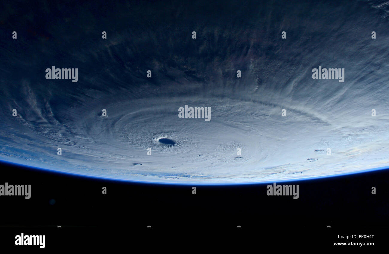 Zeigen Sie es nähert sich der philippinischen Inseln 31. März 2015 aus der internationalen Raumstation ISS des massiven Kategorie 5 Taifun Maysak Auges an. Die Super Typhoon soll auf das bevorstehende Osterwochenende zu landen. Stockfoto