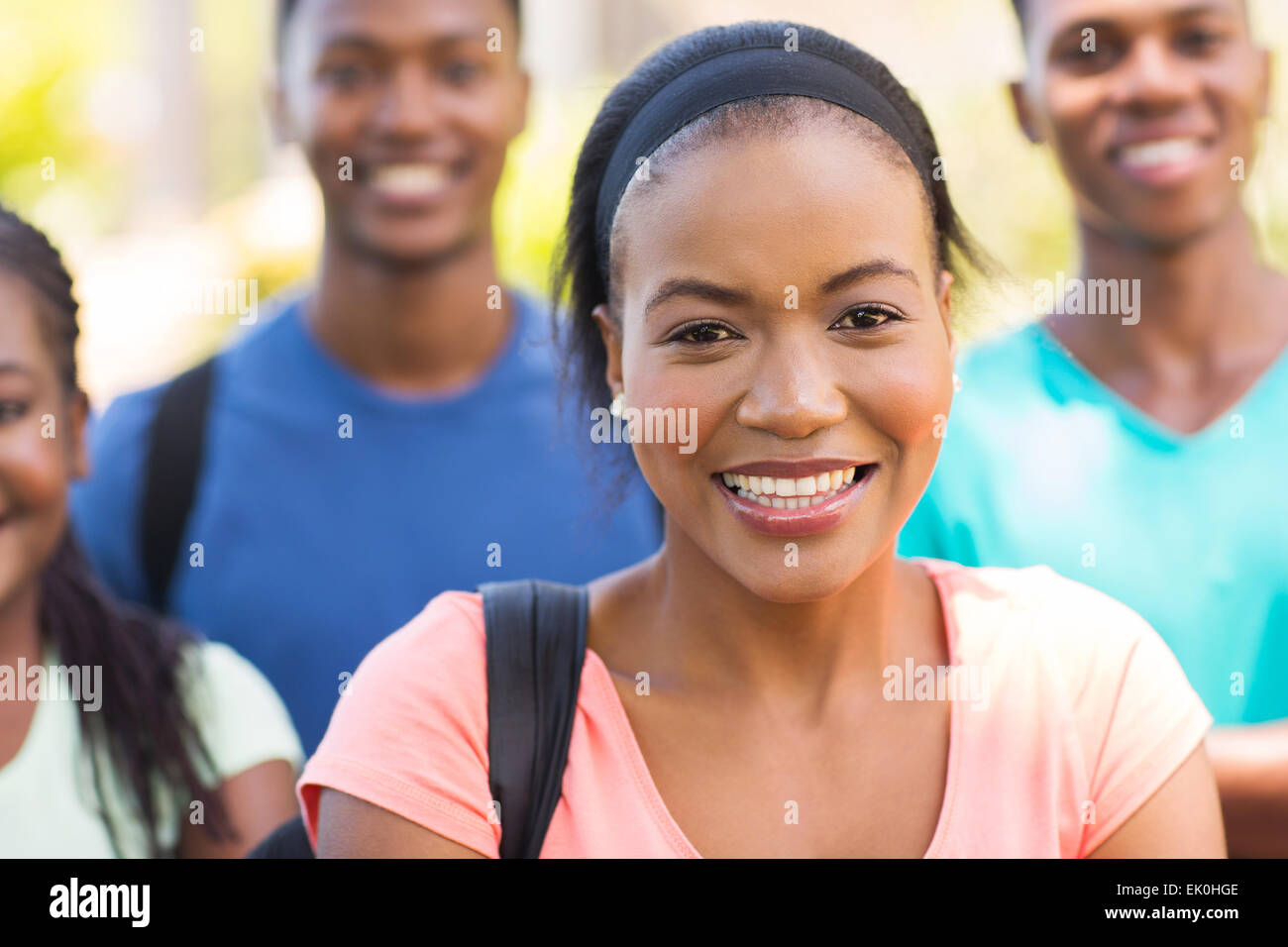 glückliche junge afrikanische amerikanische College Studenten Porträt Stockfoto