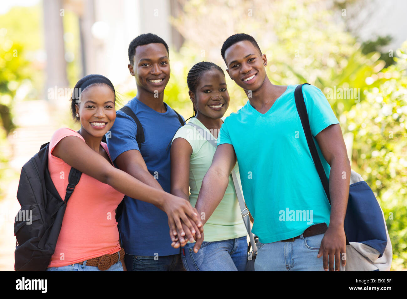 Gruppe von fröhlichen afrikanischen Studenten Hände Zusammenstellung Stockfoto
