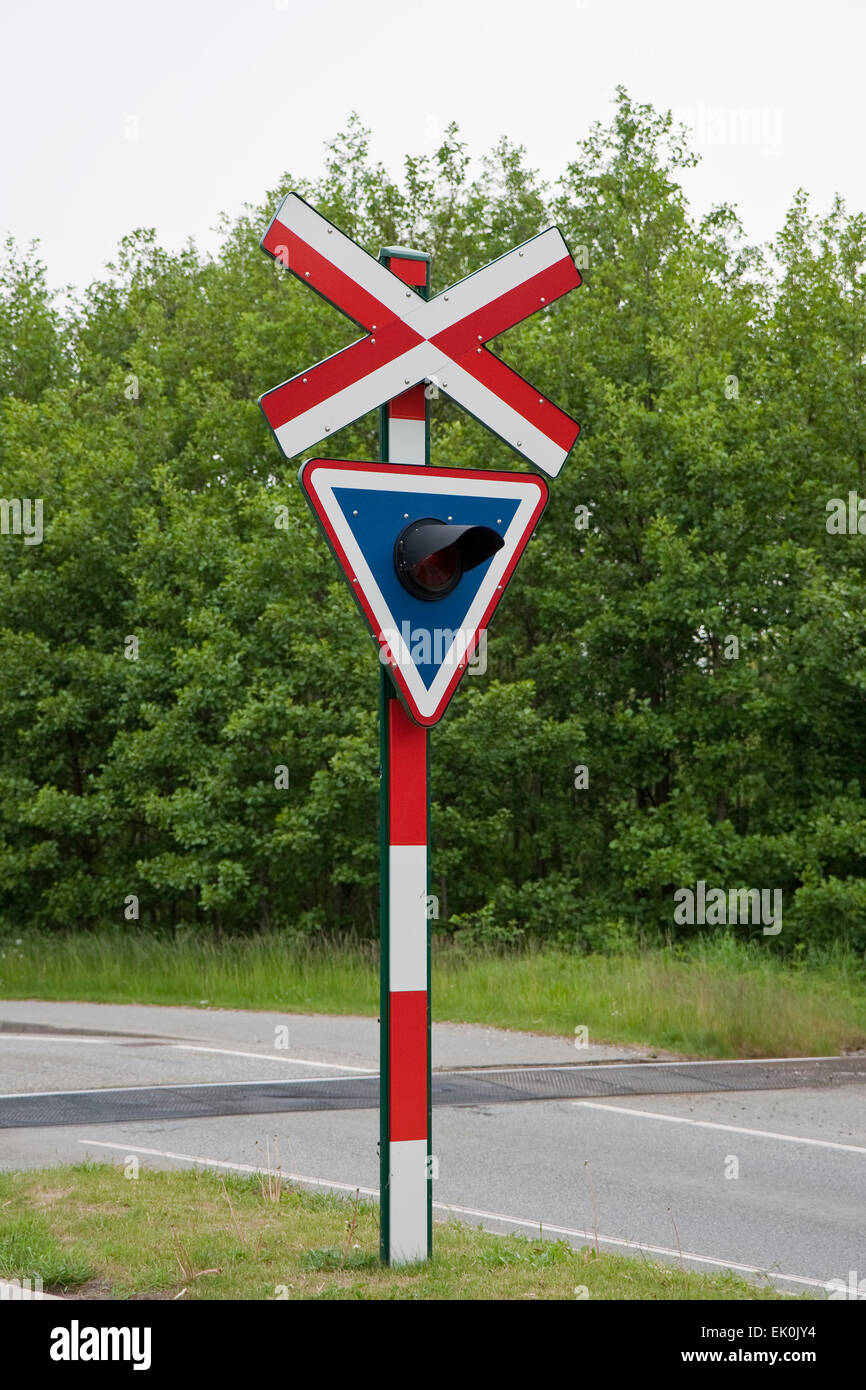 Eisenbahn-Schild am kleinen Bahnübergang. Stockfoto