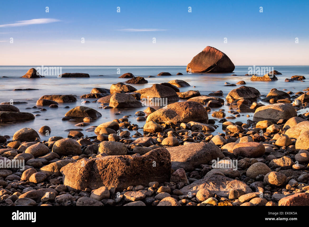 Findlinge am Ufer der Ostsee Stockfoto