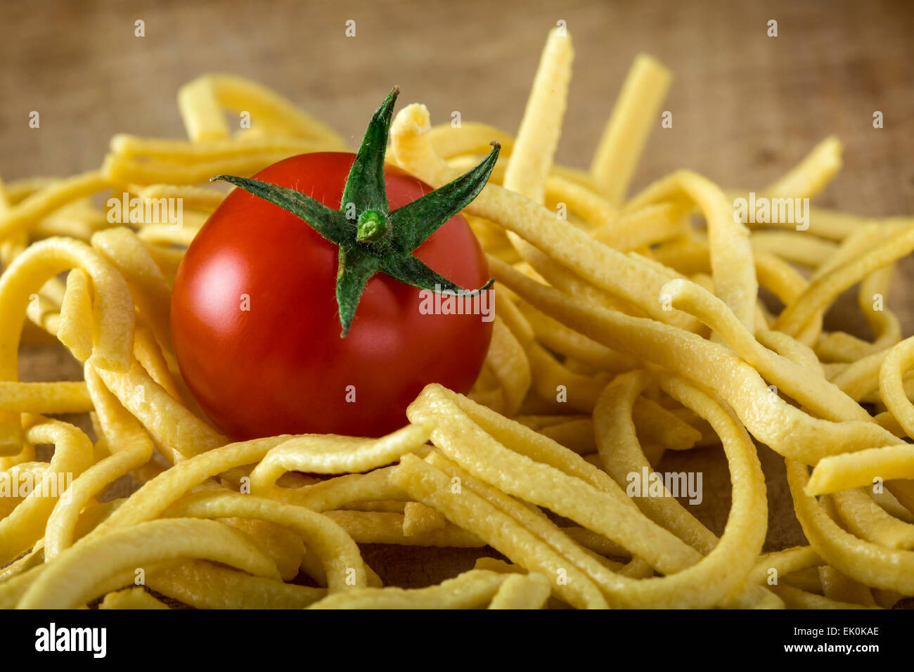 Tomaten und Nudeln über alte Holz Hintergrund Stockfoto