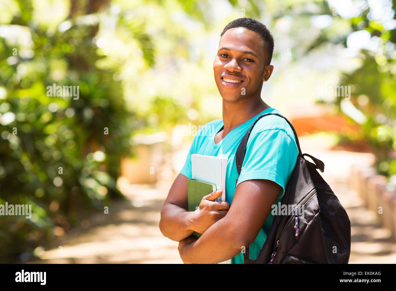 Porträt von hübschen jungen afrikanischen College Boy auf dem campus Stockfoto