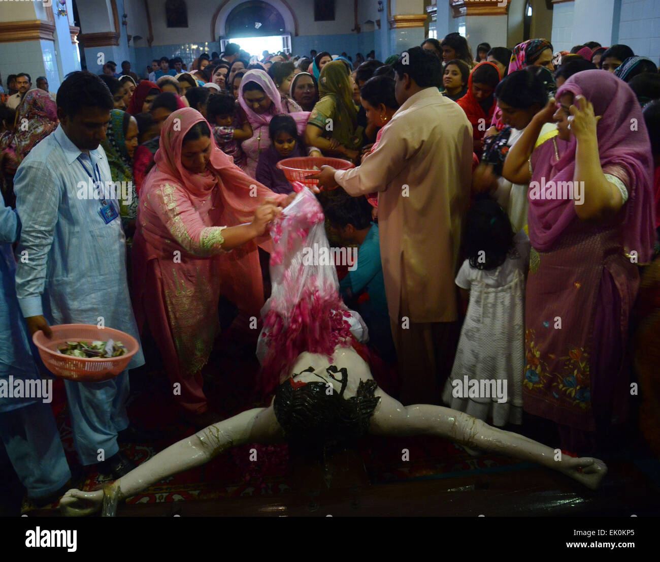 Lahore, Pakistan. 4. März 2015. Christliche Gläubige besuchen die Messe anlässlich der Karfreitag in St. Anthony Church in Lahore. Christen auf der ganzen Welt kennzeichnen Karfreitag vor Ostersonntag während der Karwoche gedenken. Karfreitag ist ein christlicher religiöser Feiertag zum Gedenken an die Kreuzigung von Jesus Christus und seinem Tod auf Golgatha. © Rana Sajid Hussain/Pacific Press/Alamy Live-Nachrichten Stockfoto